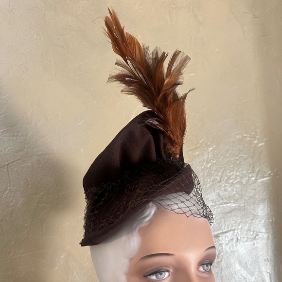 GORGEOUS 1940\'s BROWN FELT HAT WITH GATHERED CROWN, TALL FEATHERS & HALF VEIL main image 7